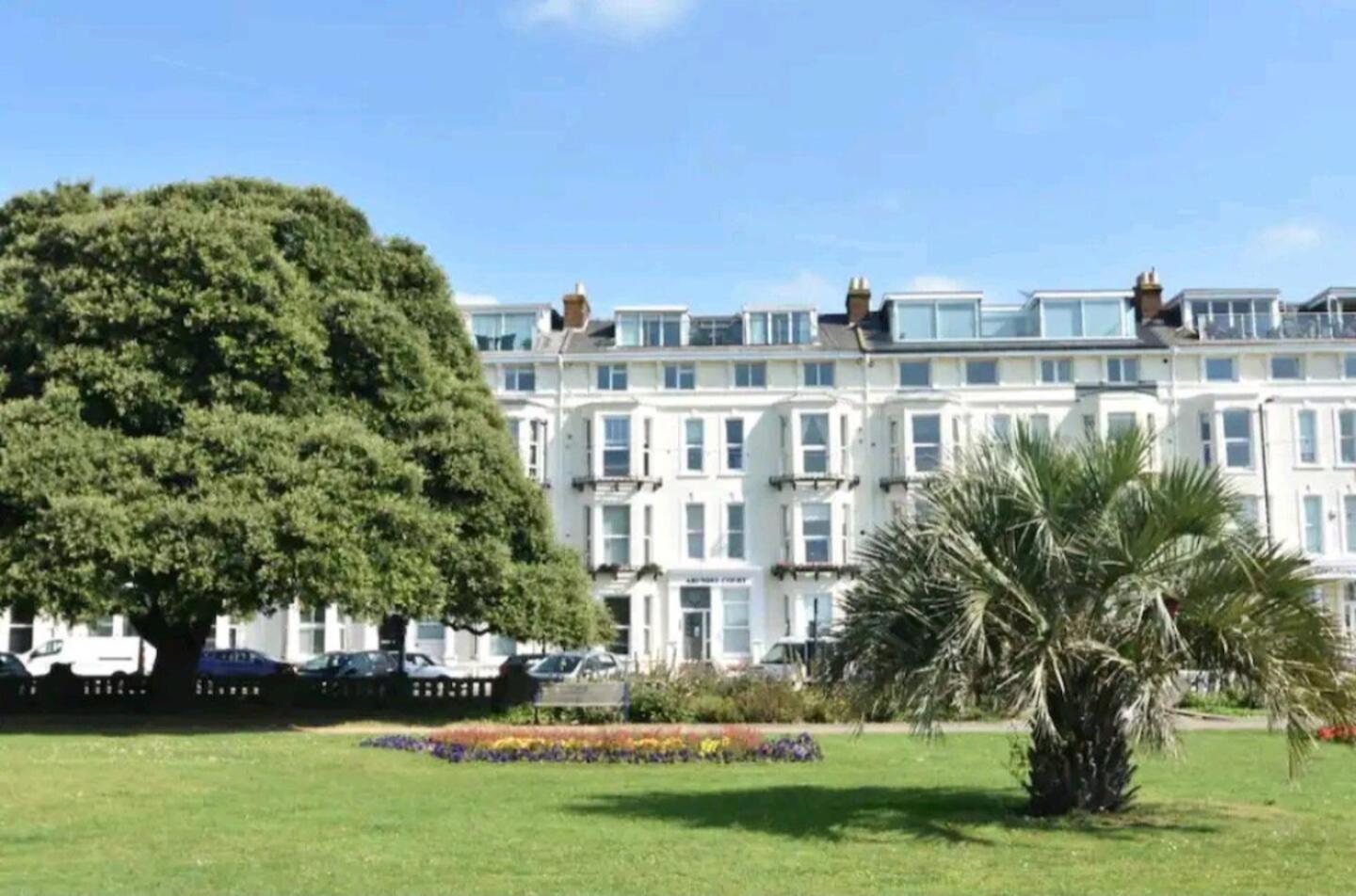 Stunning 3 Double Bedroom Beach Front Apartment Portsmouth Luaran gambar
